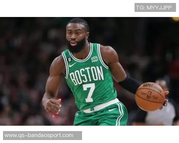 杰伦布朗弧顶三分精准回应个人得分已突破30分展现强大实力 杰伦布朗弧顶三分精准回应个人得分已突破30分展现强大实力