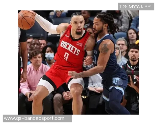 杰伦布朗带领球队逆转胜利19投9中砍下29分助攻4次第三节独得17分